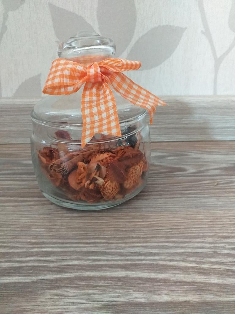 Oranje potpourri in glazen potje met deksel, Huis en Inrichting, Woonaccessoires | Kandelaars en Kaarsen, Zo goed als nieuw, Kandelaar