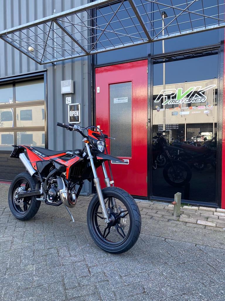Beta RR50 SPM Motard E5+ Zwart/Rood 2025!!, Fietsen en Brommers, Brommers | Overige merken, Ophalen, 6 versnellingen, Maximaal 45 km/u