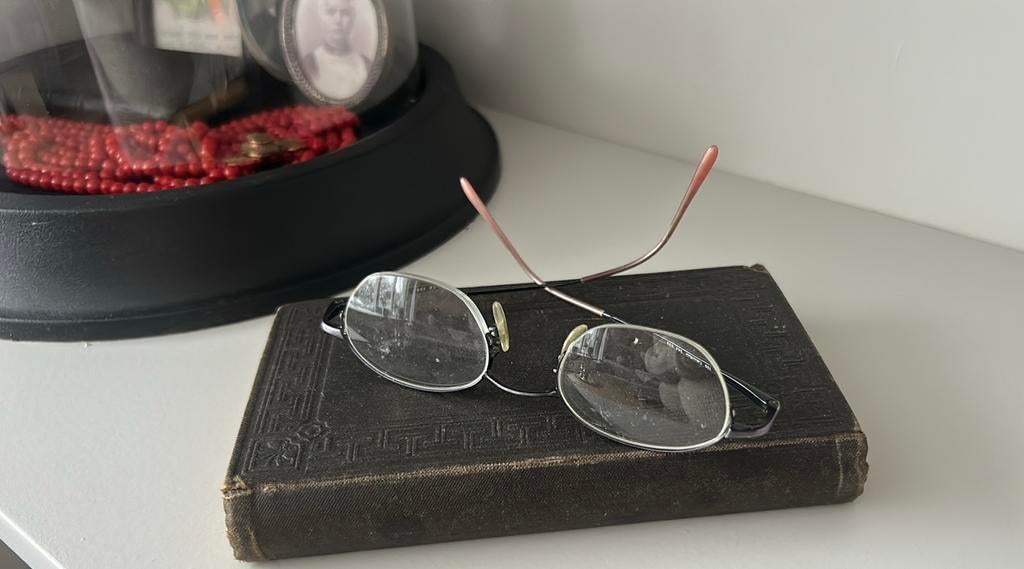 Oud Bijbeltje met brilletje, Antiek en Kunst, Antiek | Boeken en Bijbels, Ophalen of Verzenden