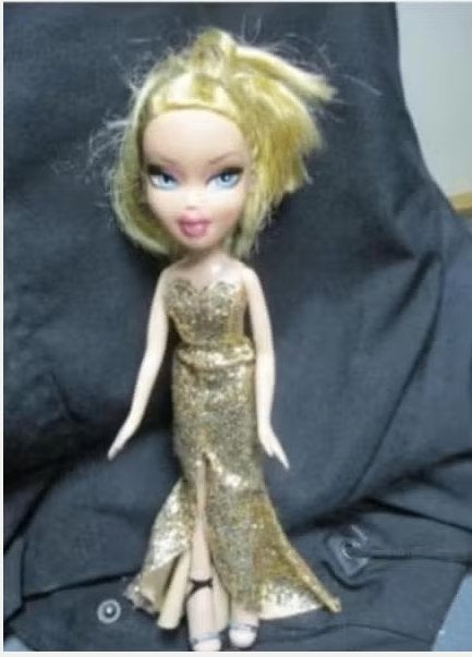 2001 BRATZ MGA DOLL met goudkleurig jurkje+schoentjes, Ophalen of Verzenden, Zo goed als nieuw, Fashion Doll