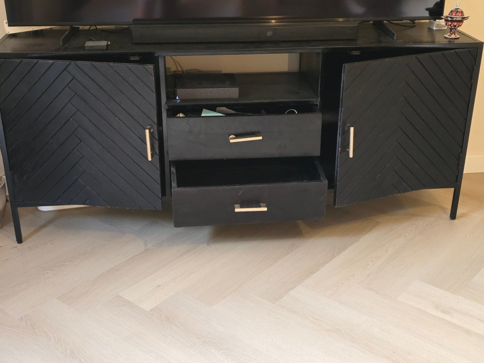 Luxe zwart TV-meubel | Visgraat deuren, Overige houtsoorten, Gebruikt, 150 tot 200 cm, Modern, Industrieel, Visgraat