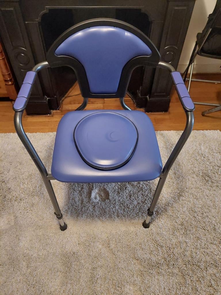 Toiletstoel blauw met comfortabele zitting en emmer& deksel, Diversen, Verpleegmiddelen, Ophalen, Zo goed als nieuw