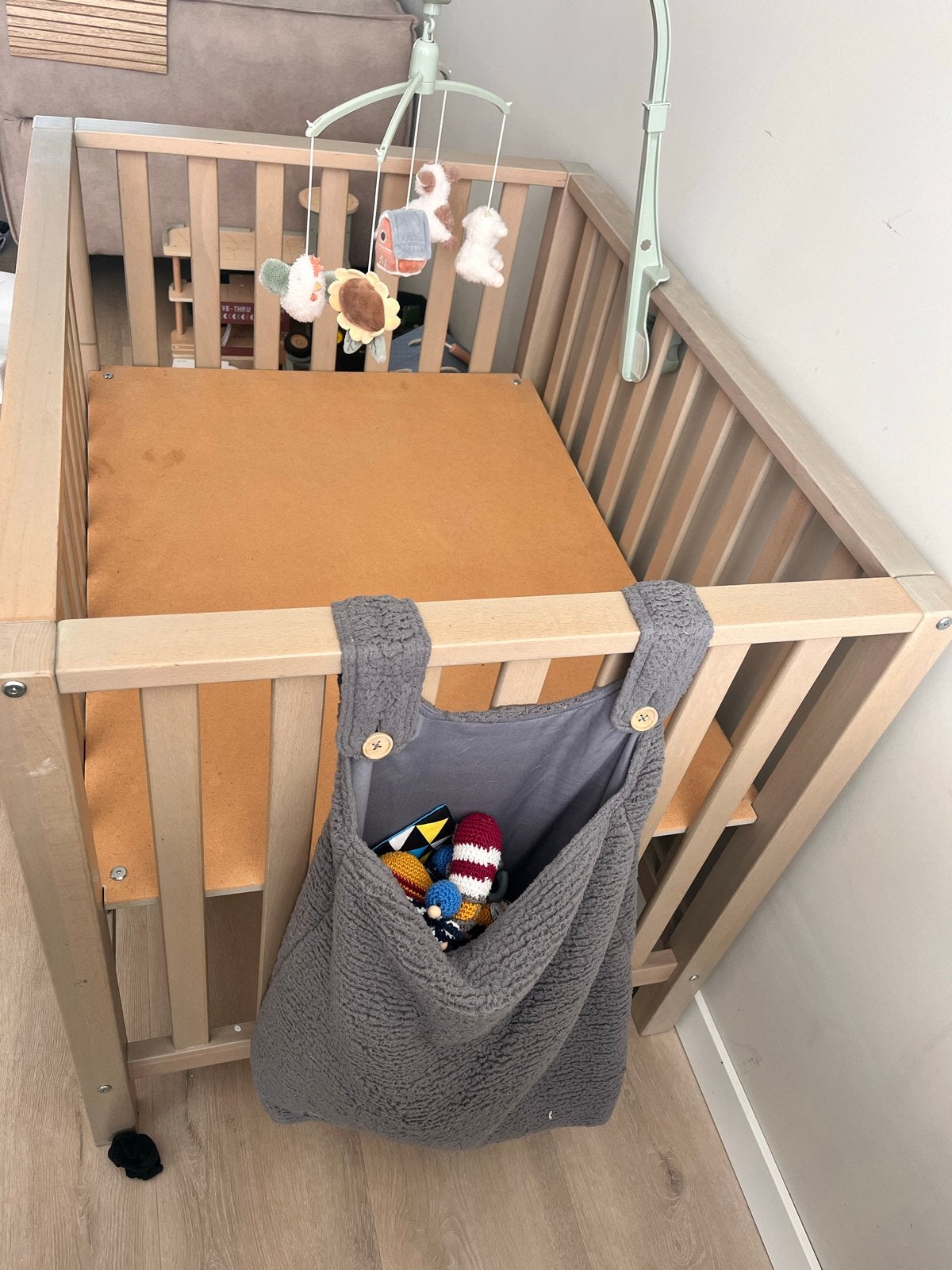 Houten box met mobiel en boxkleed, Kinderen en Baby's, Boxen, Ophalen, Gebruikt, Vierkant, In hoogte verstelbaar