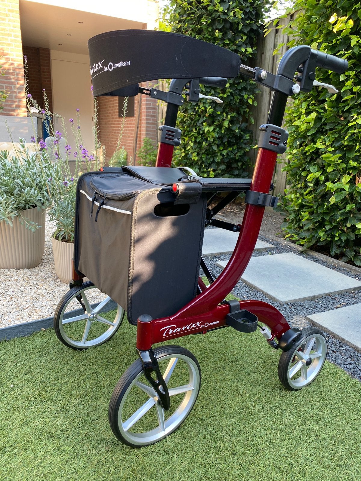 Travixx Deluxe M - Medipoint rollator +rugband, Diversen, Rollators, Zo goed als nieuw, Lichtgewicht, Opvouwbaar, Ophalen