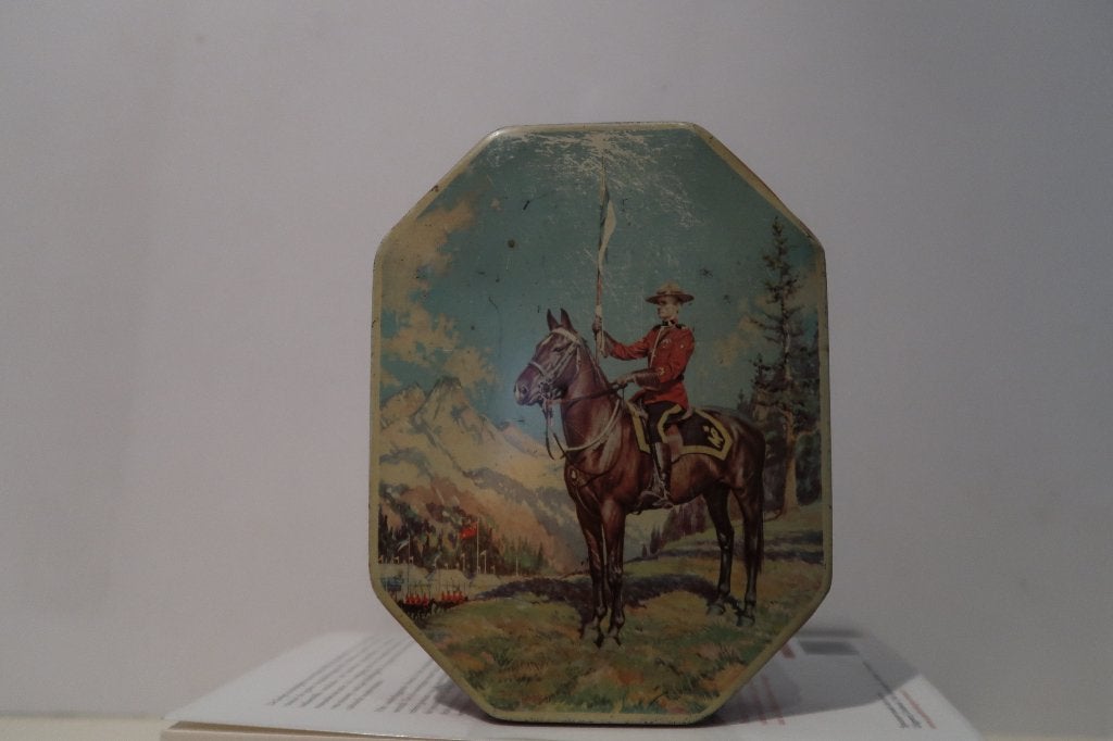 Vintage achthoekig blik, Canadese politie te paard, Verzamelen, Ophalen of Verzenden, Gebruikt, Overige