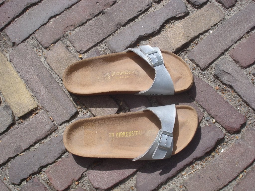 BIRKENSTOCK MADRID ZILVER 38 NU GRATIS VERZENDING PER POST, Slippers, Overige kleuren, Verzenden, Zo goed als nieuw