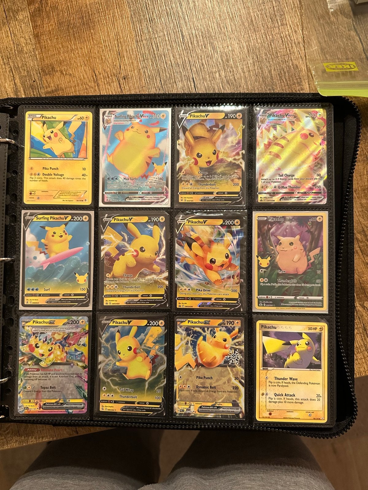 Grote verzameling Pikachu Pokémon kaarten in map, Ophalen of Verzenden, Zo goed als nieuw, Meerdere kaarten