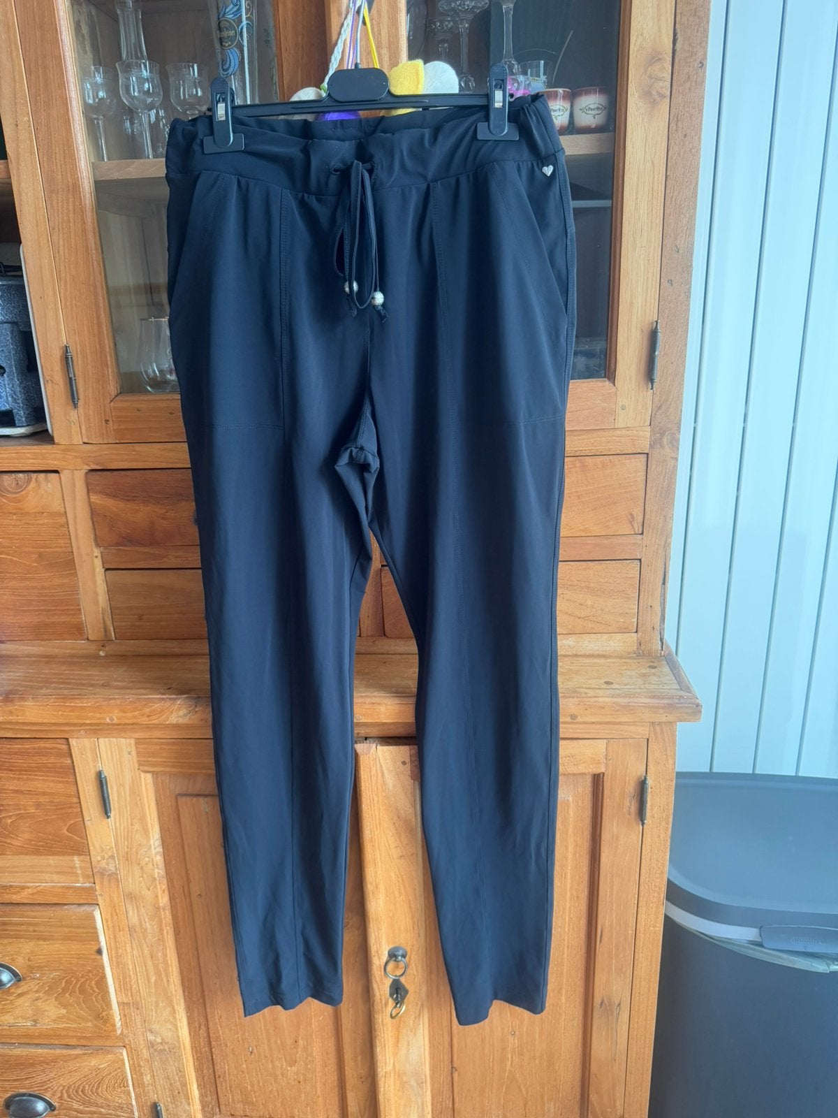 Helena Hart travelstof broek maat L, zwart, Kleding | Dames, Broeken en Pantalons, Zwart, Zo goed als nieuw, Lang, Ophalen