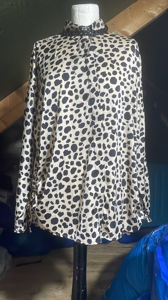 NIEUW: Stijlvolle Dames Blouse met Dalmatiërprint – Maat XXL, Kleding | Dames, Ophalen of Verzenden, Nieuw, Maat 46/48 (XL) of groter