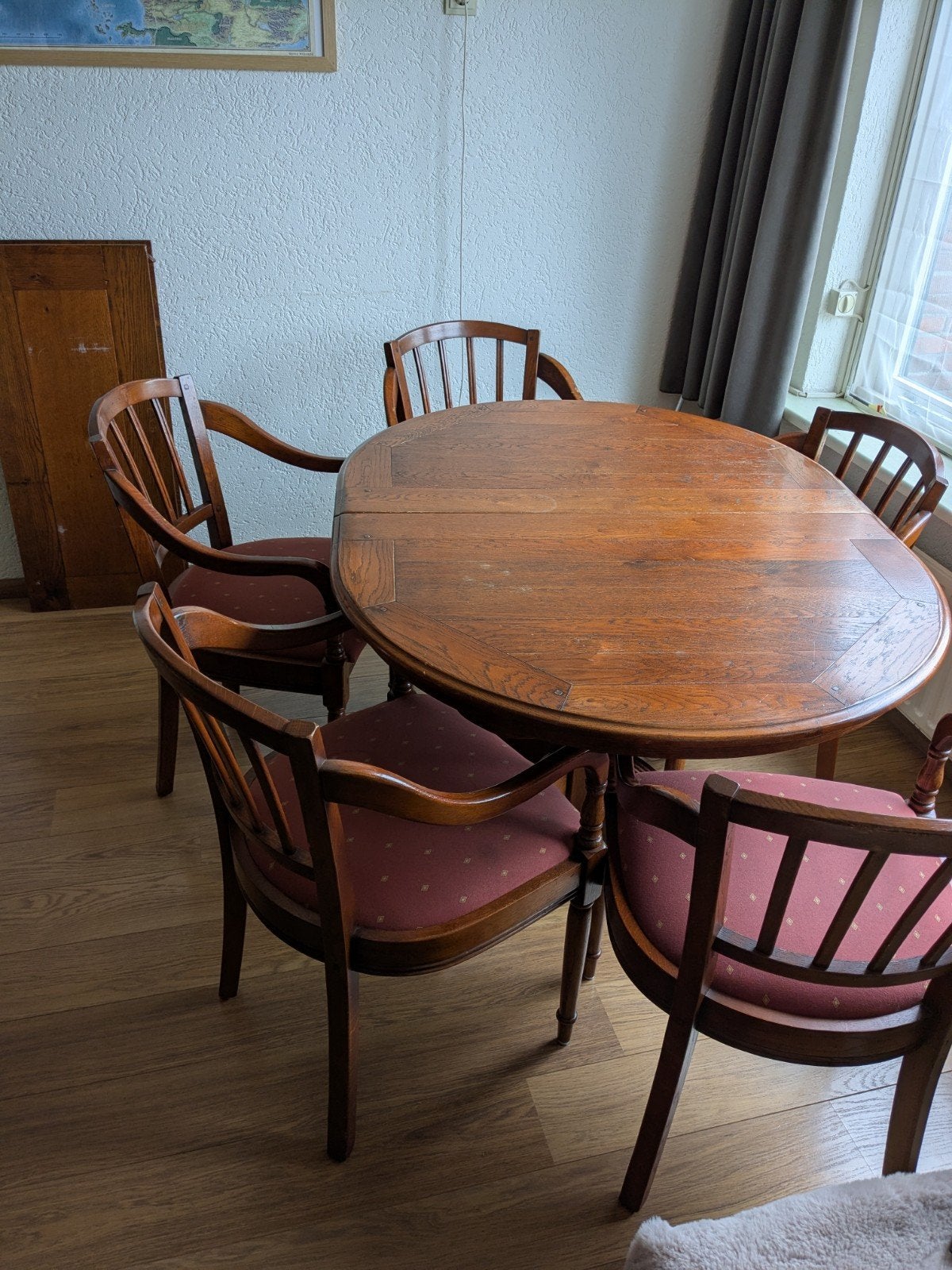 Uitschuifbare massief houten tafel + 6 bijbehorende stoelen, Ophalen, Gebruikt, 4 tot 6 stoelen
