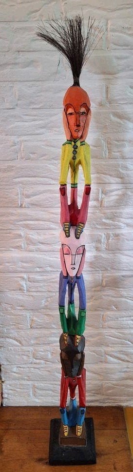 Kleurrijke houten totempaal, handgemaakt., Groep mensen, Hout, Handgemaakt, Overige stijlen