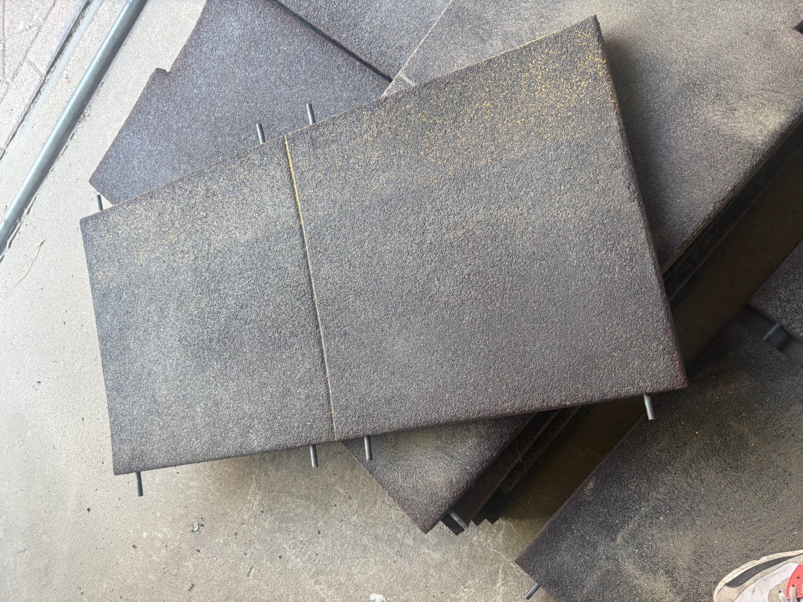 Rubberen tegels 100x50 4,5 cm, Ophalen of Verzenden, Gebruikt, Rubber, Overige typen