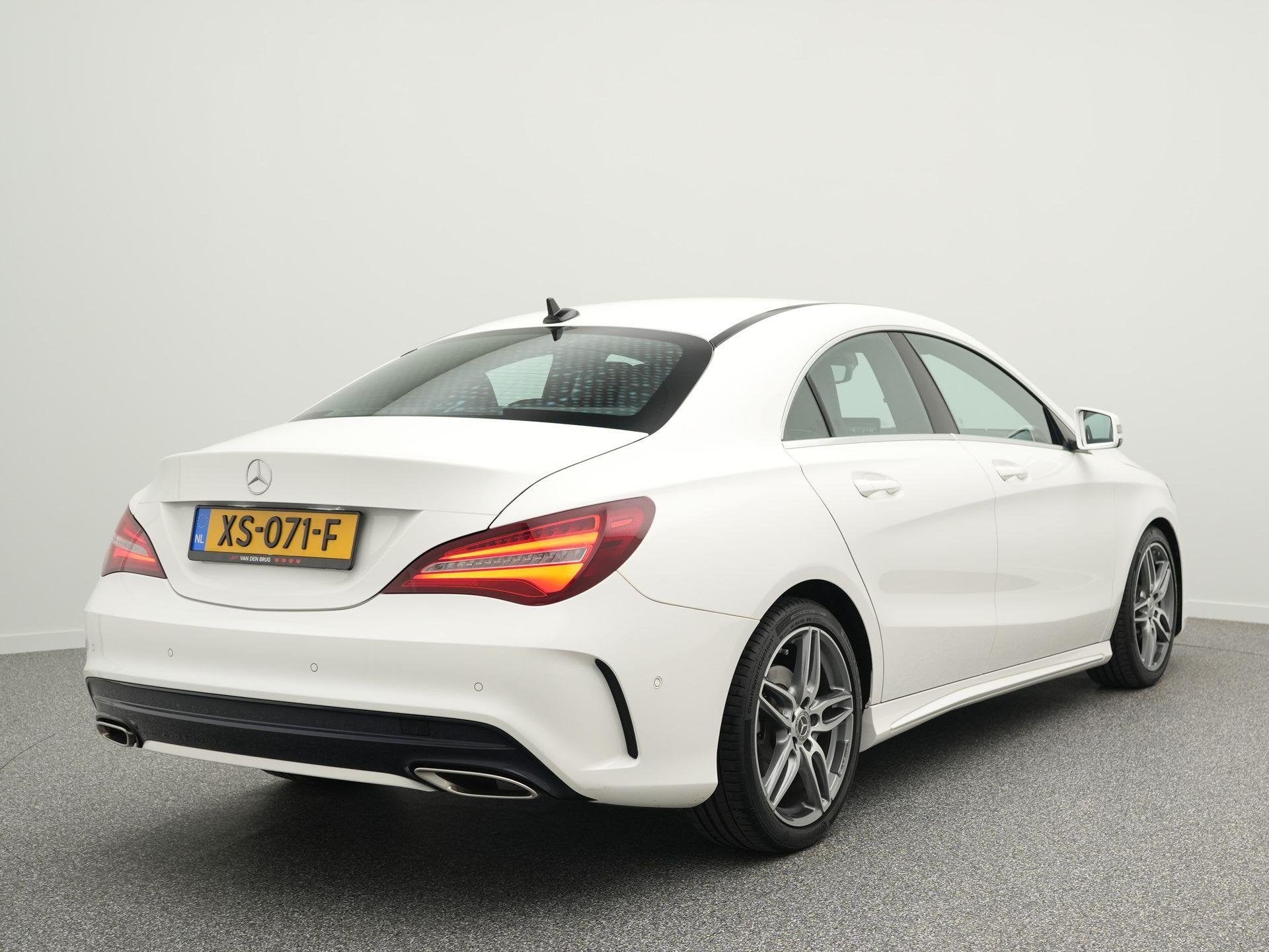 Mercedes-Benz CLA-klasse AMG-Line 180 122 PK | Navigatie | A, Auto's, Gebruikt, 715 kg, Leder en Stof, Sedan