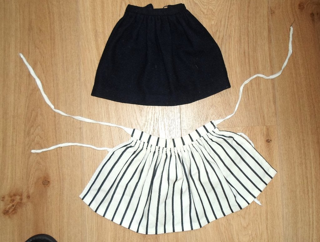 Poppenkleertjes. Jurk / rok en schort., Ophalen of Verzenden, Gebruikt, Kleertjes