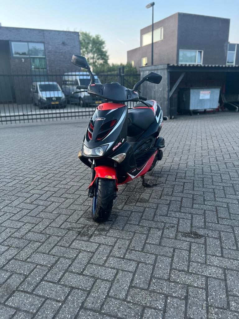 Aprilia sr 50 replica lc, Fietsen en Brommers, Scooters | Aprilia, Zo goed als nieuw, Overige modellen, Benzine, Ophalen