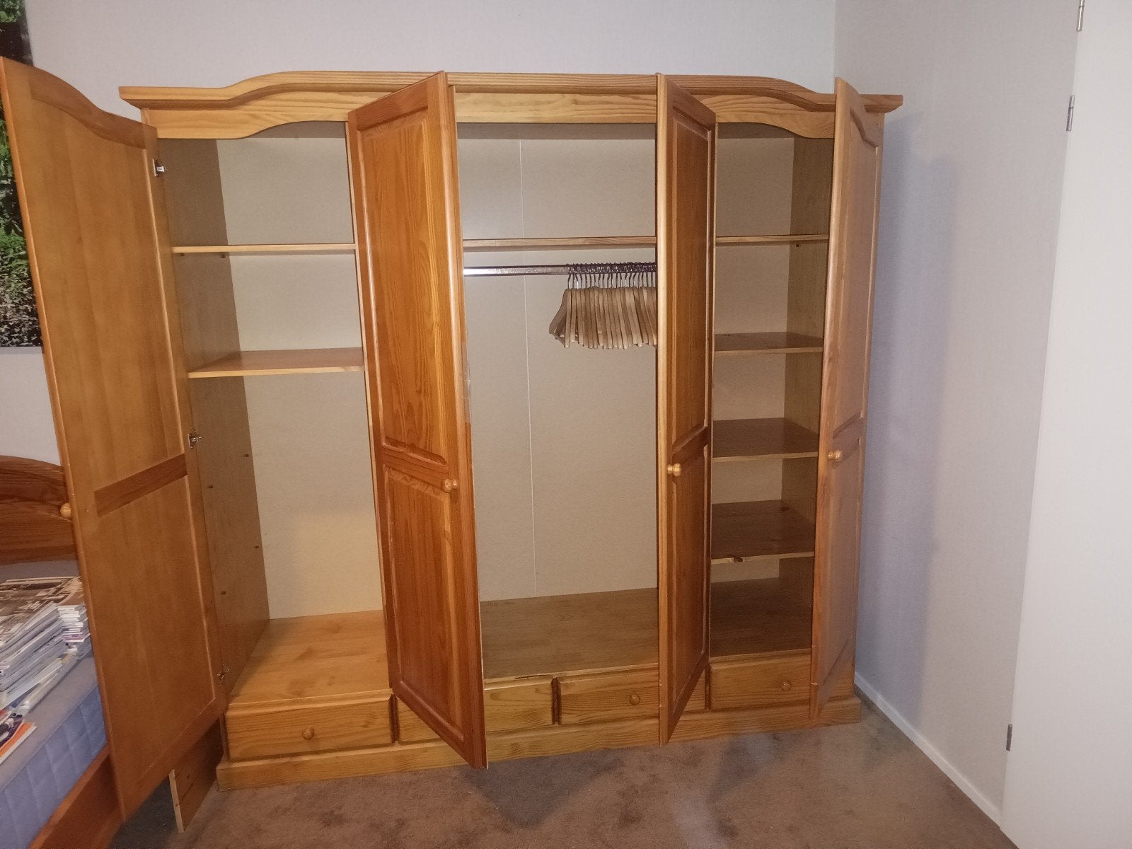 Gratis: 4-deurs grenen linnenkast, Huis en Inrichting, Ophalen, Gebruikt, 200 cm of meer, 150 tot 200 cm