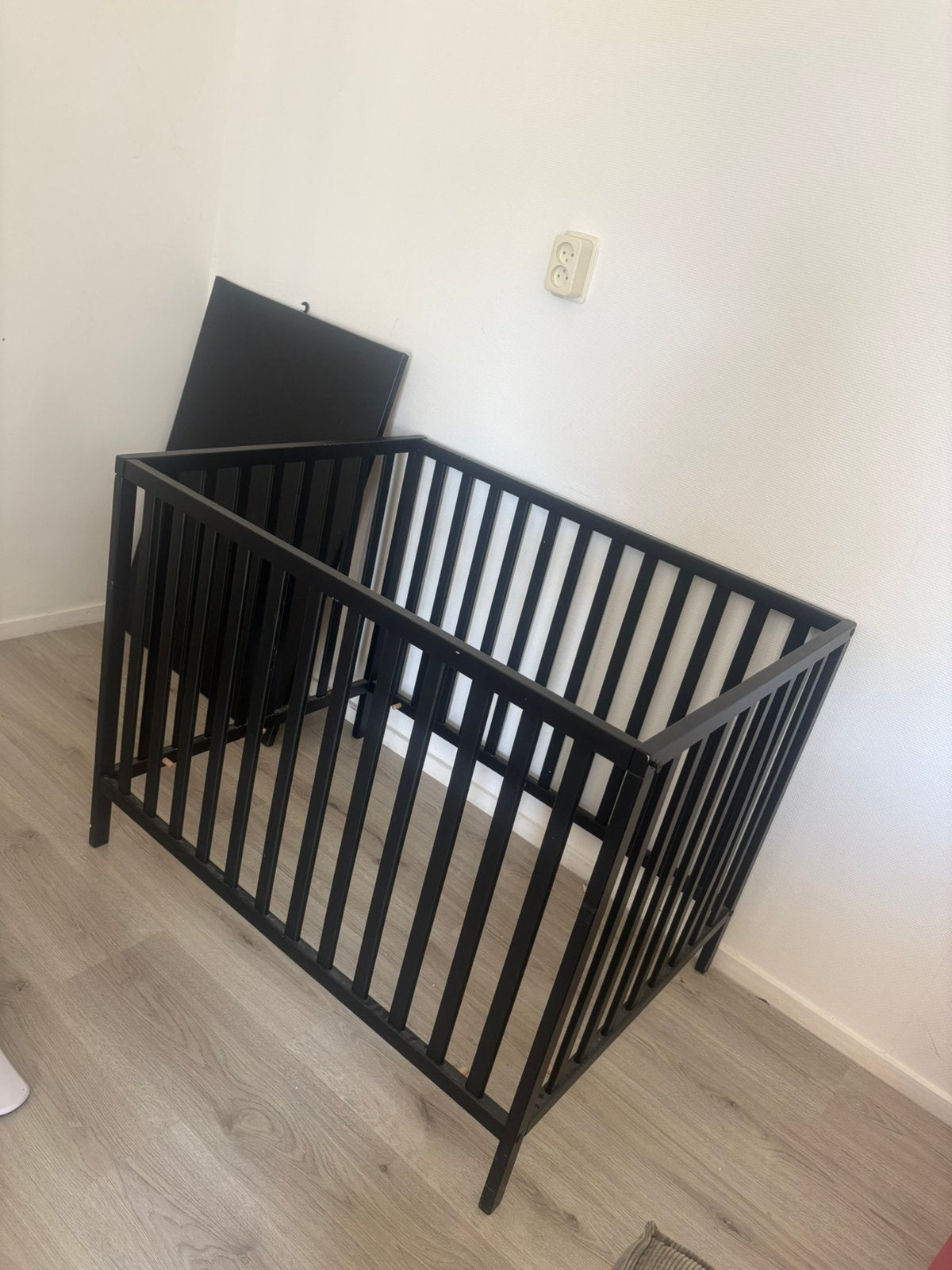 Zwarte baby box met matras, Ophalen, Zo goed als nieuw, Vierkant, In hoogte verstelbaar
