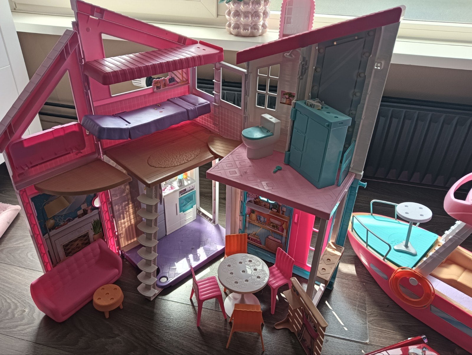 Barbie huis met heel veel extra spullen, Kinderen en Baby's, Speelgoed | Poppenhuizen, Ophalen, Poppenhuis