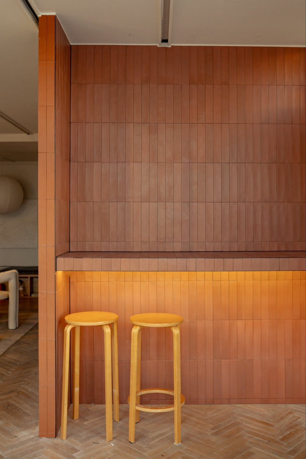Set van 2 mooie houten design krukken, Ophalen, Gebruikt, Hout