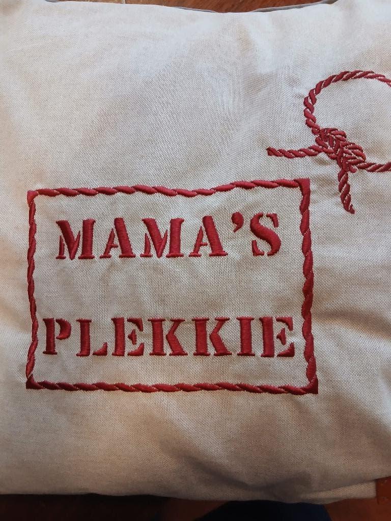 Decoratief kussen 'Mama's Plekkie' - Geborduurd, Ophalen of Verzenden, Nieuw, Wit, Vierkant
