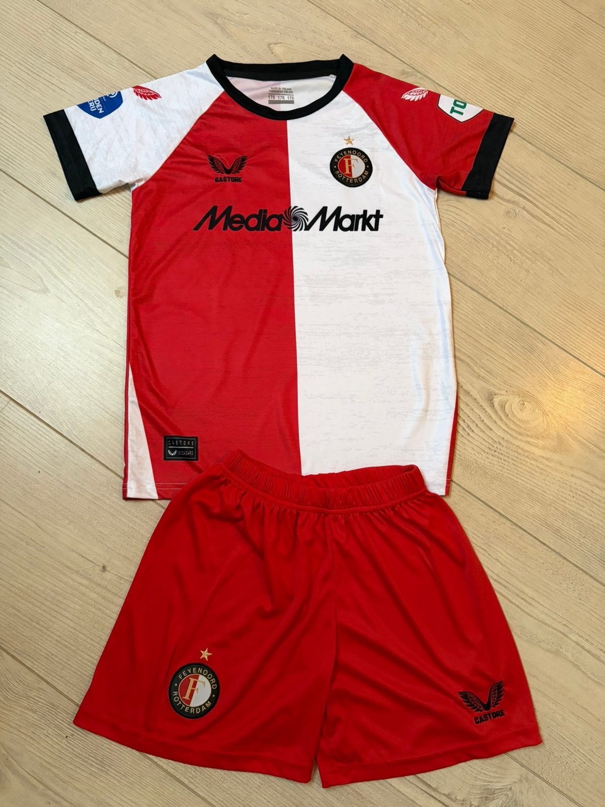 Mooi voetbaltenue replica Feyenoord, nieuw! Maat 176, Kinderen en Baby's, Ophalen of Verzenden, Nieuw, Jongen of Meisje, Setje
