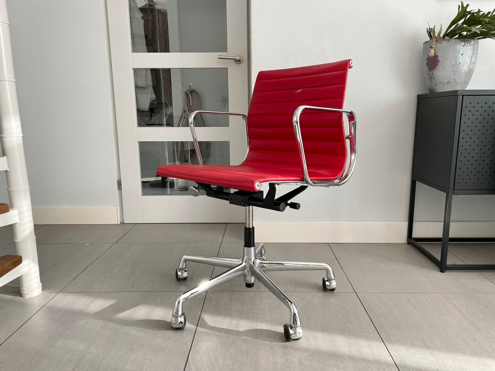 1x. Vitra Eames ea117 bureaustoel rood leer chroom, Vitra, Ophalen of Verzenden, Zo goed als nieuw, Nvt