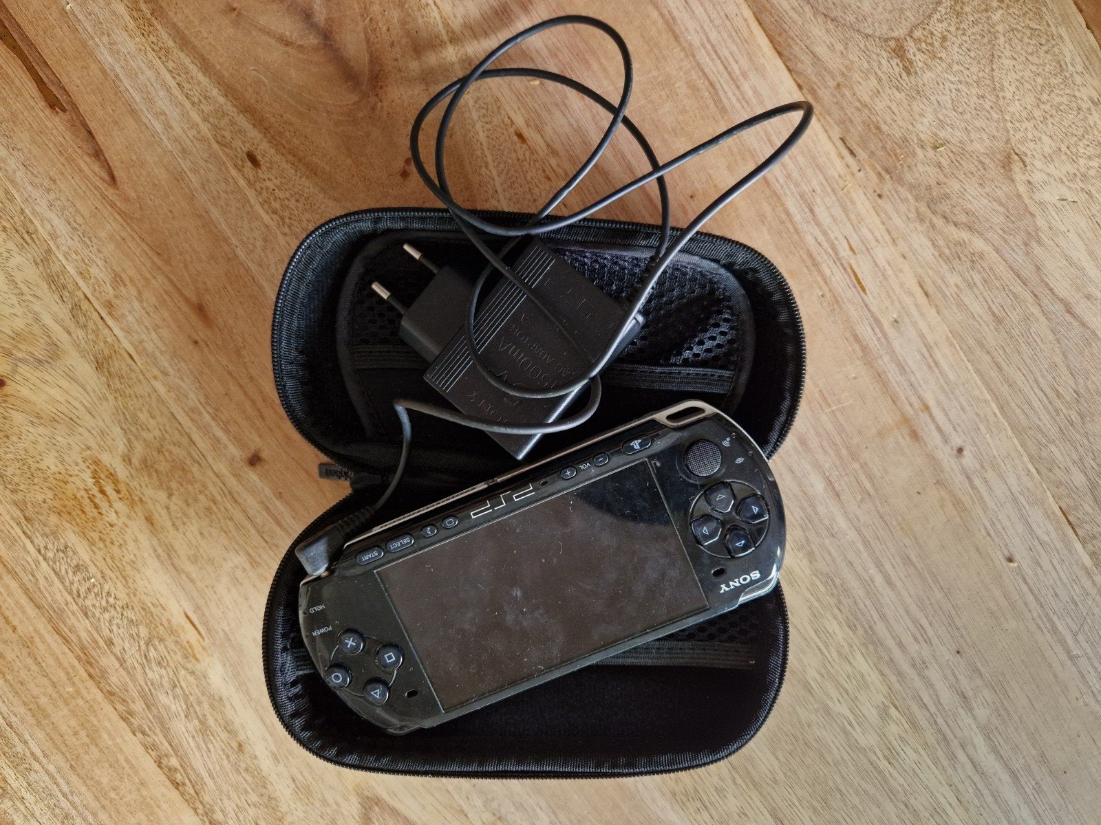 Sony PSP Zwart met originele oplader en hoesje, Ophalen of Verzenden, Gebruikt, Zwart, PSP