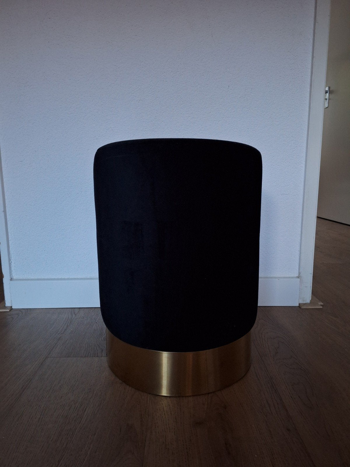 Zwarte poef met gouden accent - Hoogte 42cm, Diameter 30cm, Ophalen