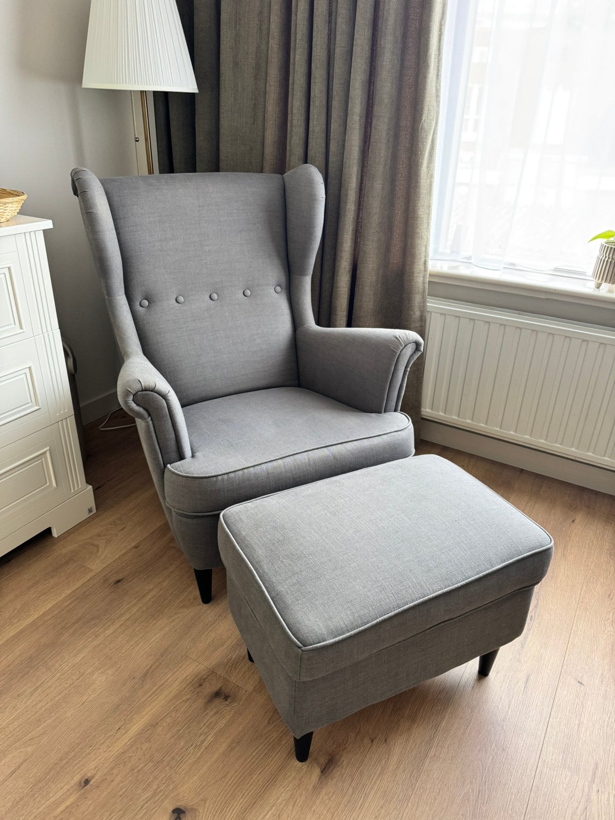 IKEA STRANDMON fauteuil met bijpassende poef – grijs, Ophalen, Eenpersoons, 75 tot 100 cm, Zo goed als nieuw