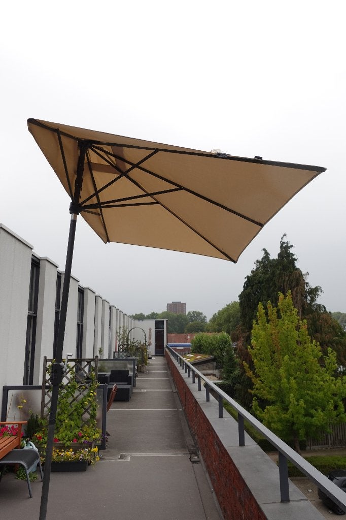 Madison Triangle stokparasol, Tuin en Terras, Parasols, Nieuw, Stokparasol, 2 tot 3 meter, Kantelbaar, Ophalen