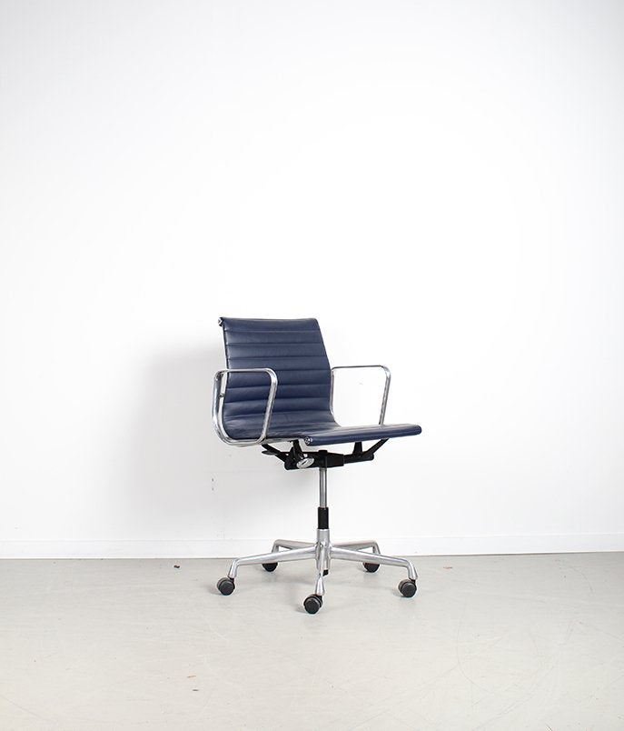 4x Vitra Eames Ea117 Bureaustoel Blauw Leer – Aluminium