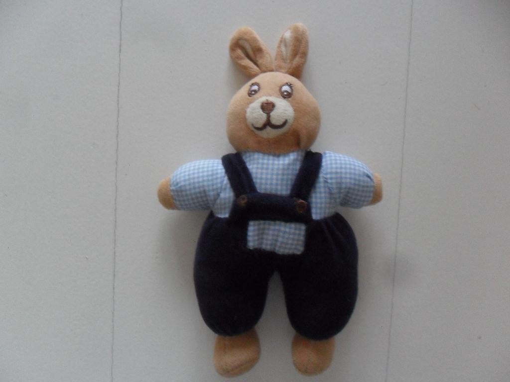 Zgan. Zacht velours knuffel konijn haas met blauwe tuinbroek, Konijn, Ophalen of Verzenden, Middelgroot (20 tot 80 cm), Meerkleurig