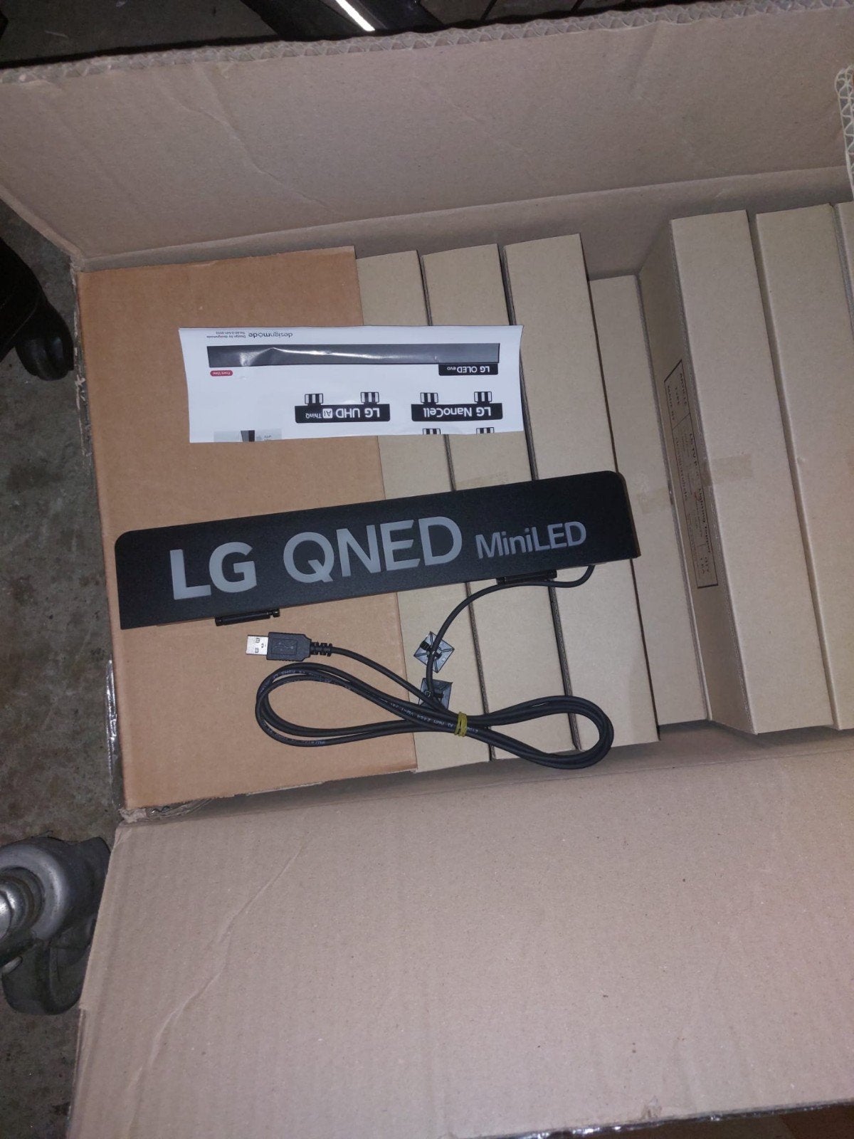 LG OLED evo en QNED MiniLED display borden, Ophalen