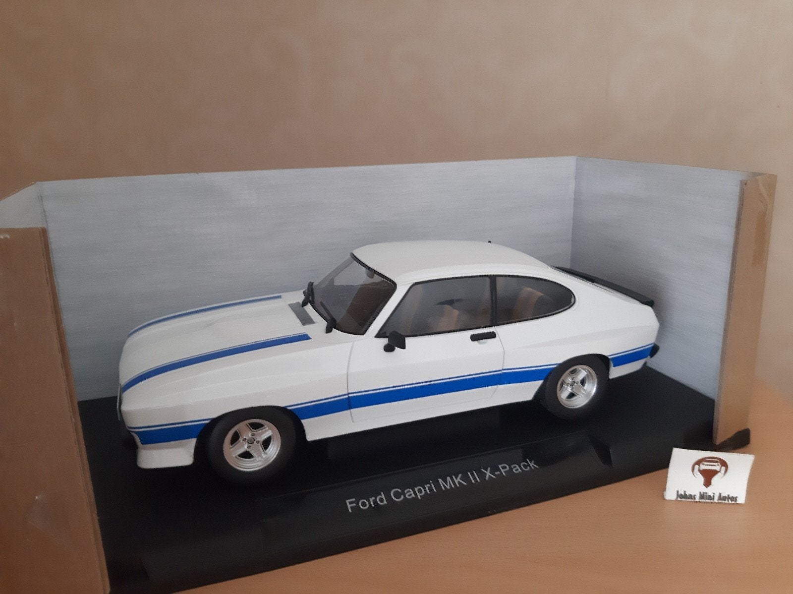 Ford Capri Mk.II X-Pack 1975 Wit/Blauw van MCG 1:18, Overige merken, MCG, Auto, Nieuw