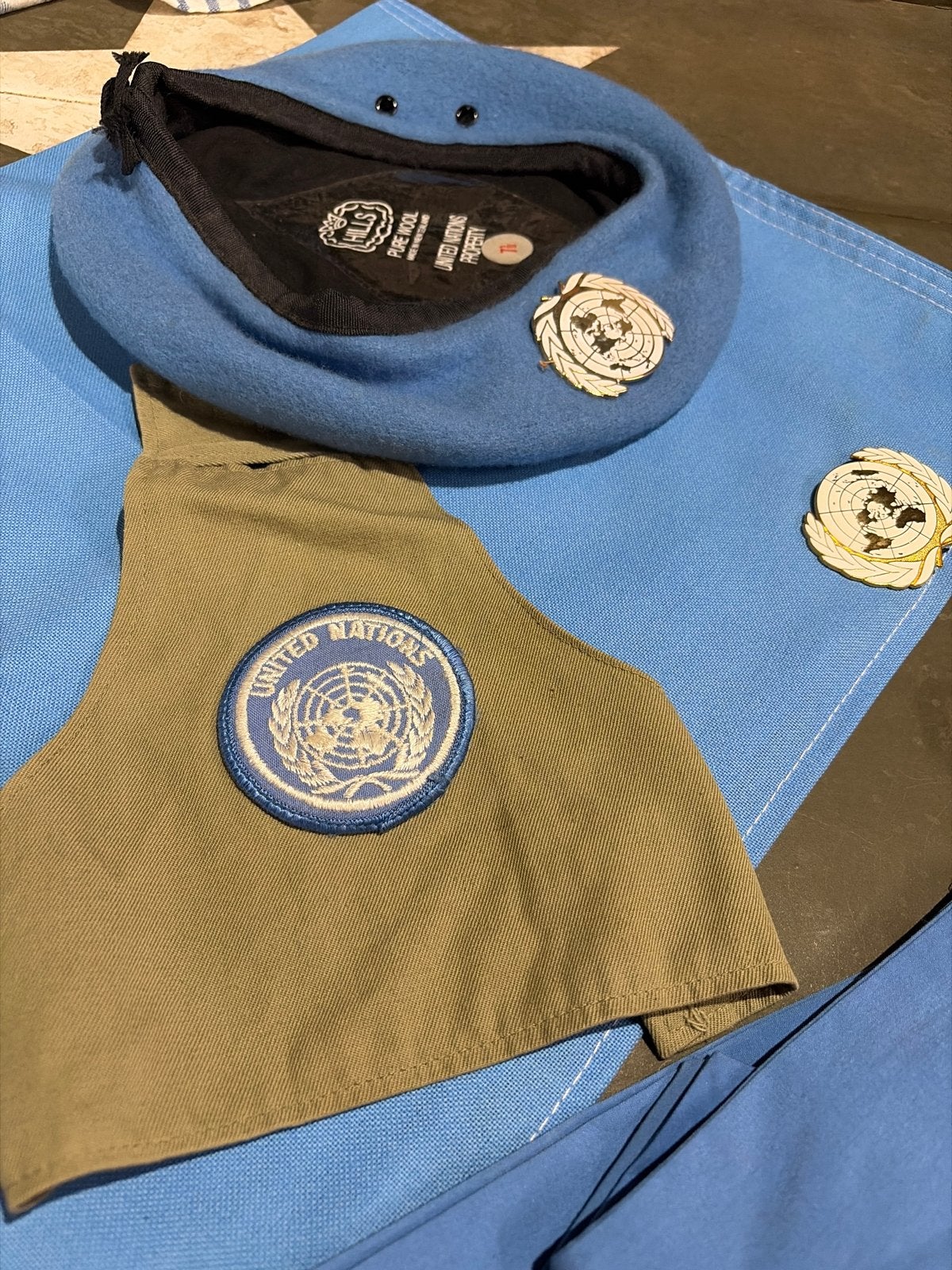 Kavel UN VN Libanon Bosnië NL leger vlag sjaal baret embleem, Ophalen of Verzenden, Landmacht, Nederland, Embleem of Badge