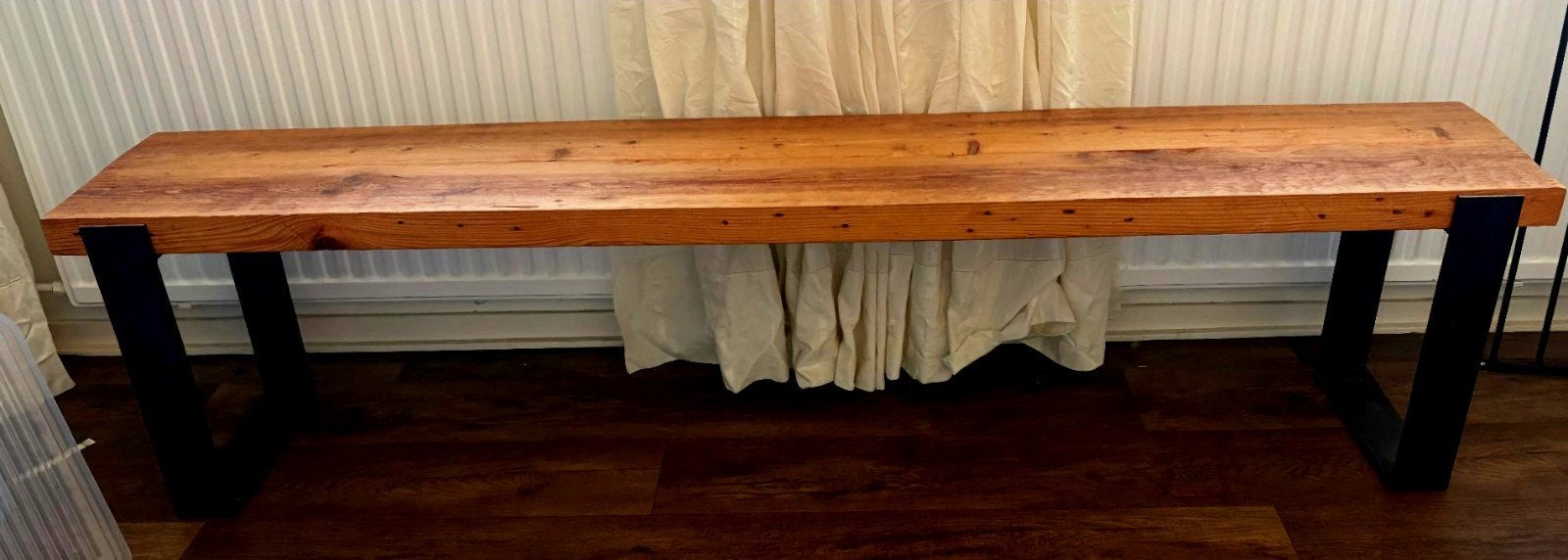 Robuuste houten bank met metalen onderstel, Ophalen, Minder dan 50 cm, Gebruikt, 125 cm of meer
