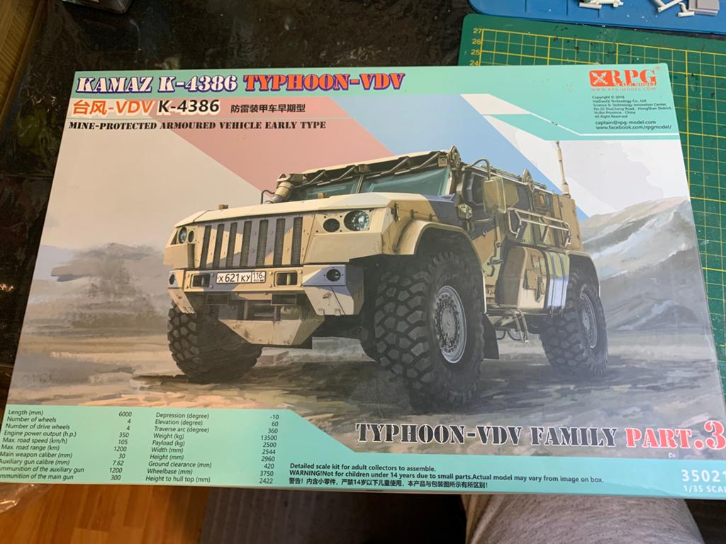 Kamaz K-4386 TYPHOON-VDV schaal 1:35 nieuw in doos, Overige merken, Tank, 1:32 tot 1:50, Nieuw