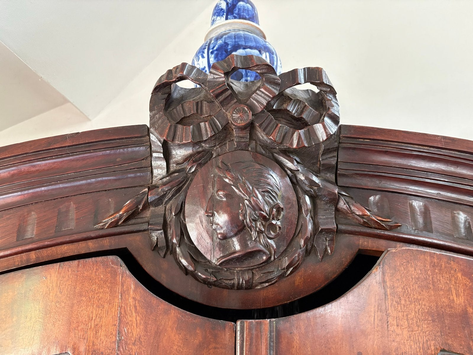 Antiek Eiken Kabinet met Mahoniefineer beschadigd, Antiek en Kunst, Ophalen