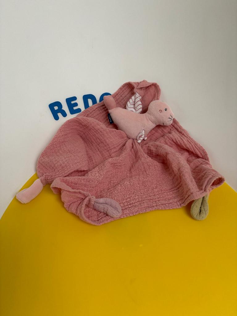 K1229 Fehn baby doekje roze met zeehond, Ophalen of Verzenden, Nieuw, Overige typen