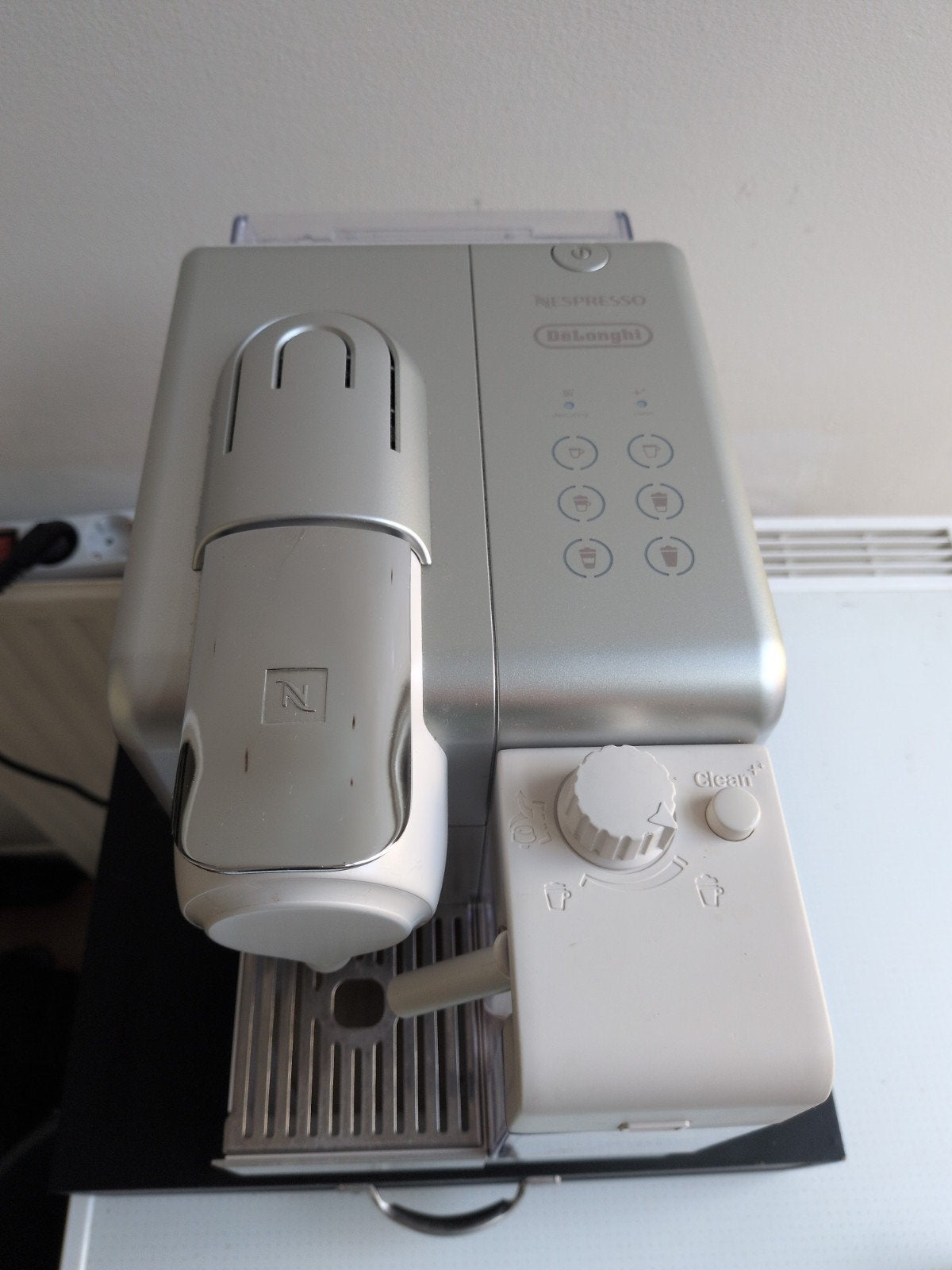 Nespresso DeLonghi koffiemachine met melkopschuimer, Koffiepads en cups, Gebruikt, Koffiemachine, Ophalen of Verzenden