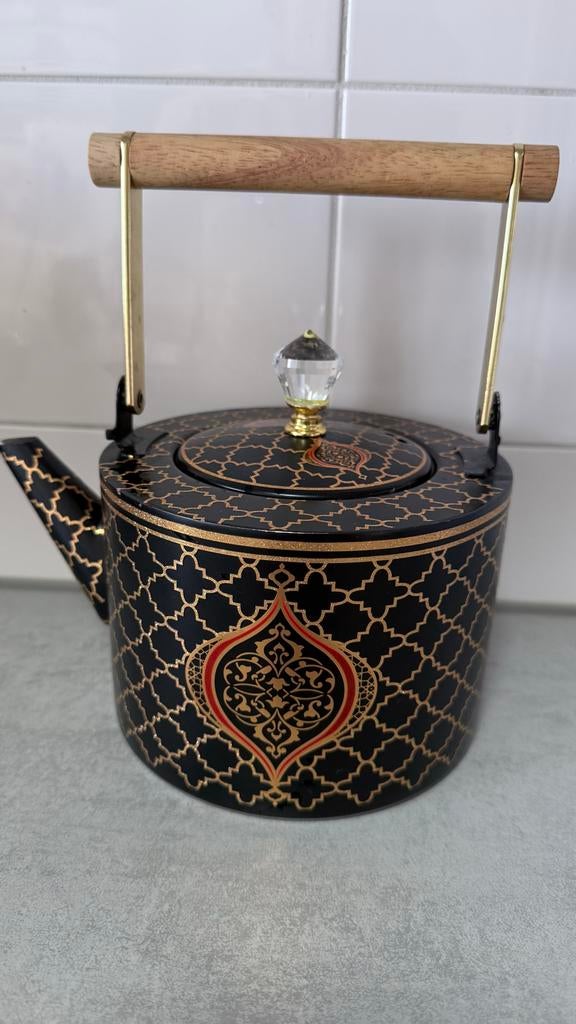 Mooie theepot met Oosters design, Theepot/fluitketel, Ophalen of Verzenden, Zo goed als nieuw, Zwart
