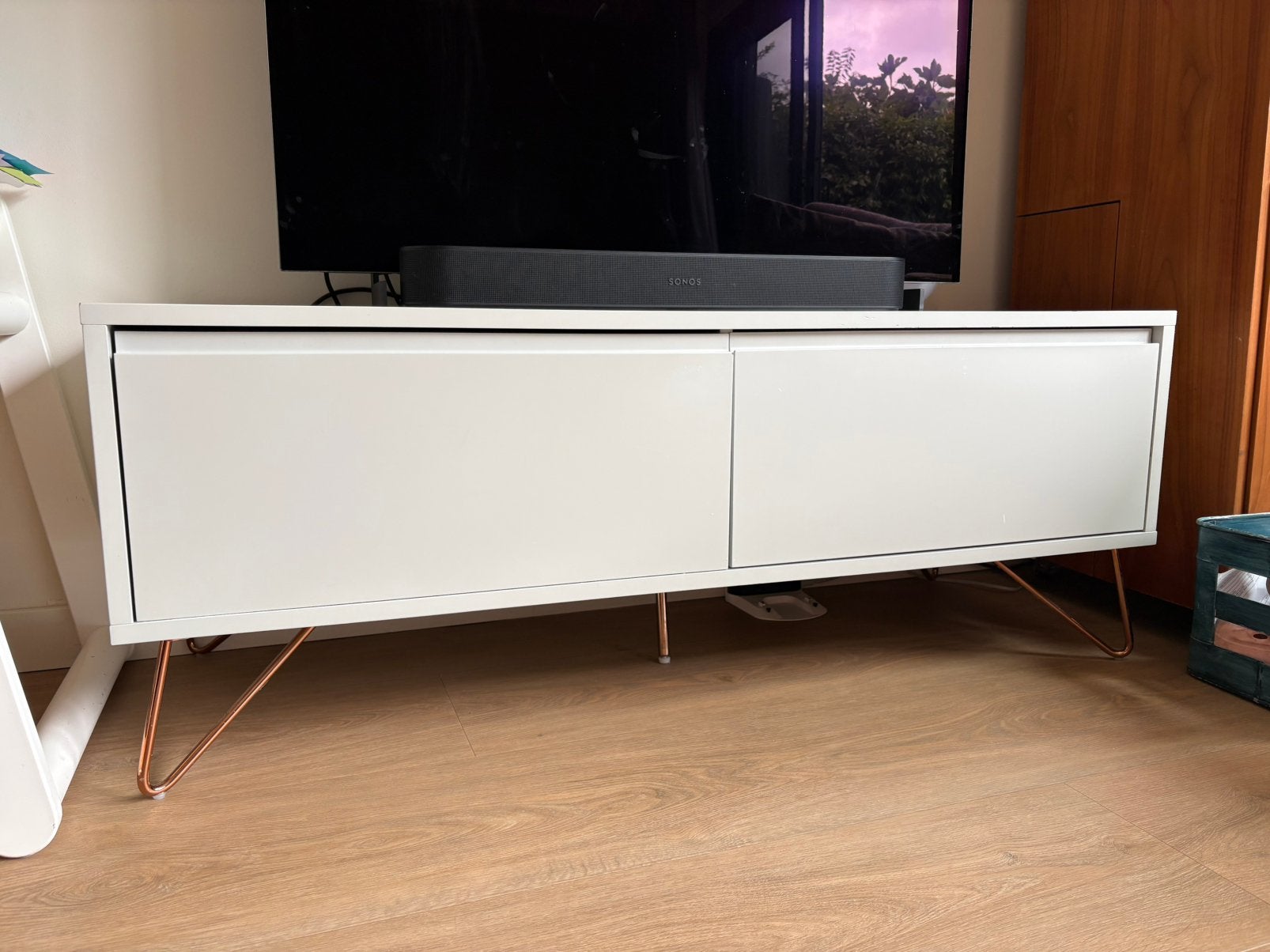 Elona mediameubel, grijs en koper van Made, Ophalen, Met plank(en), Gebruikt, 100 tot 150 cm
