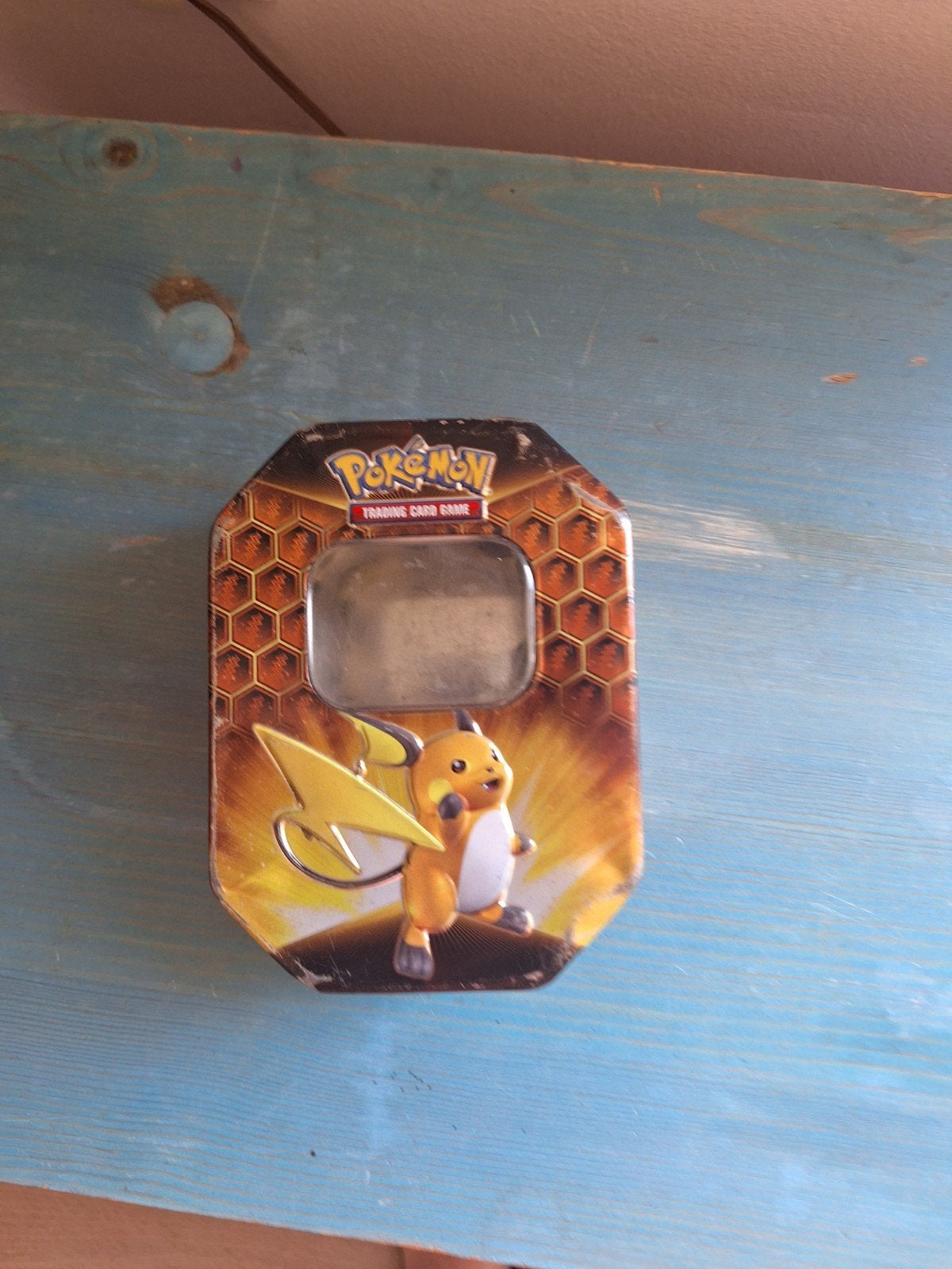 Pokémon Hidden Fates Tin - Raichu (leeg), Hobby en Vrije tijd, Verzamelkaartspellen | Pokémon, Ophalen, Zo goed als nieuw, Overige typen