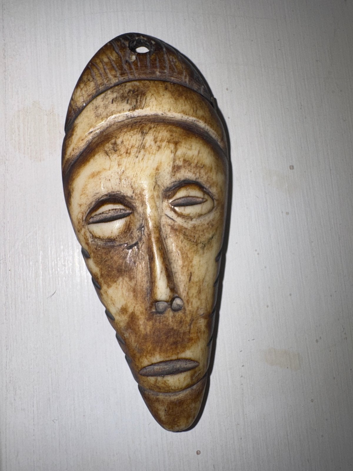 Miniatuur Afrikaans masker/hanger, Lega-stijl, Antiek en Kunst, Afrika, Masker, Ophalen of Verzenden, Gesneden
