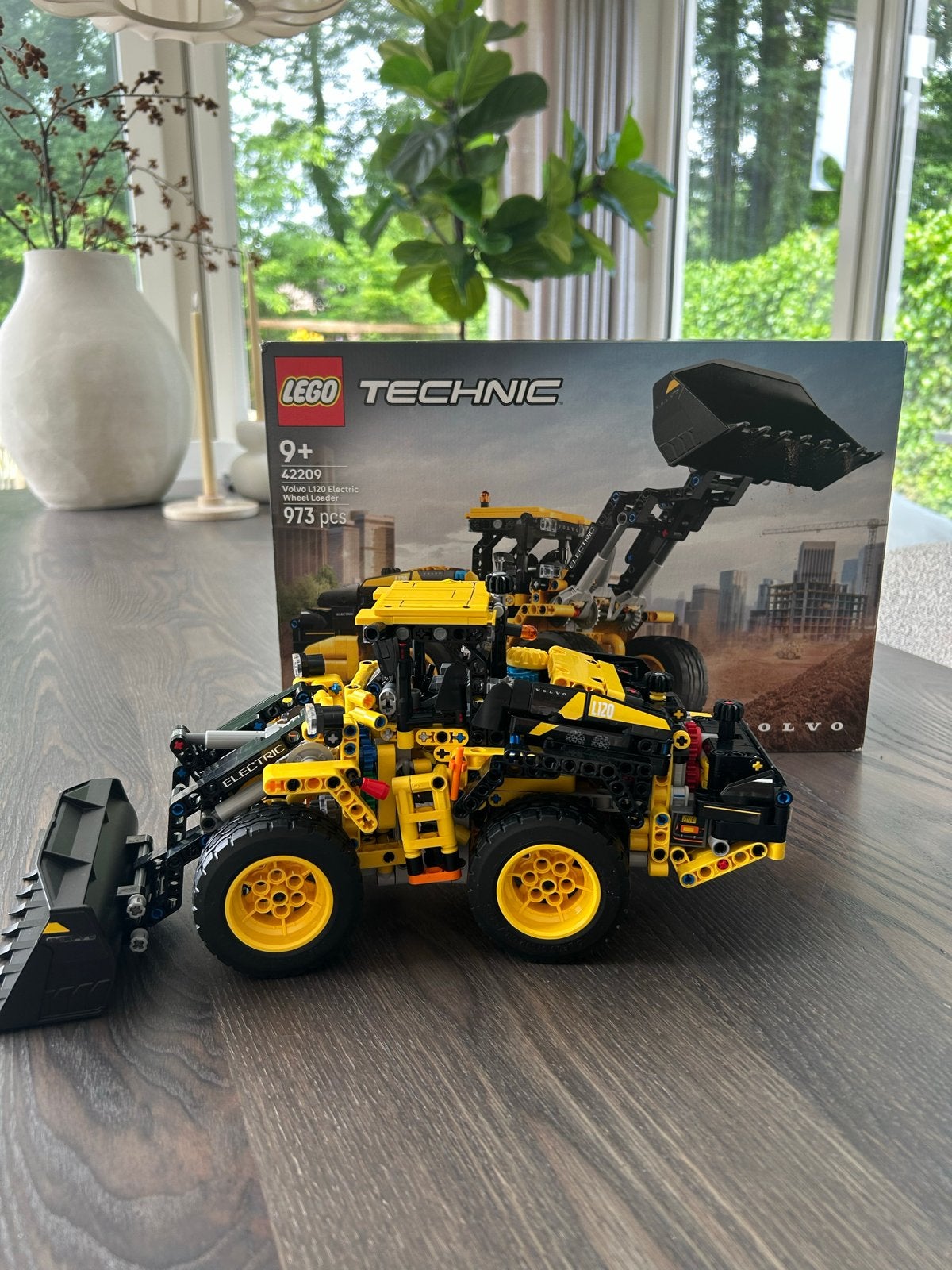 Lego Technic 42209 Volvo L120 Electric Wheel Loader, Ophalen of Verzenden, Zo goed als nieuw