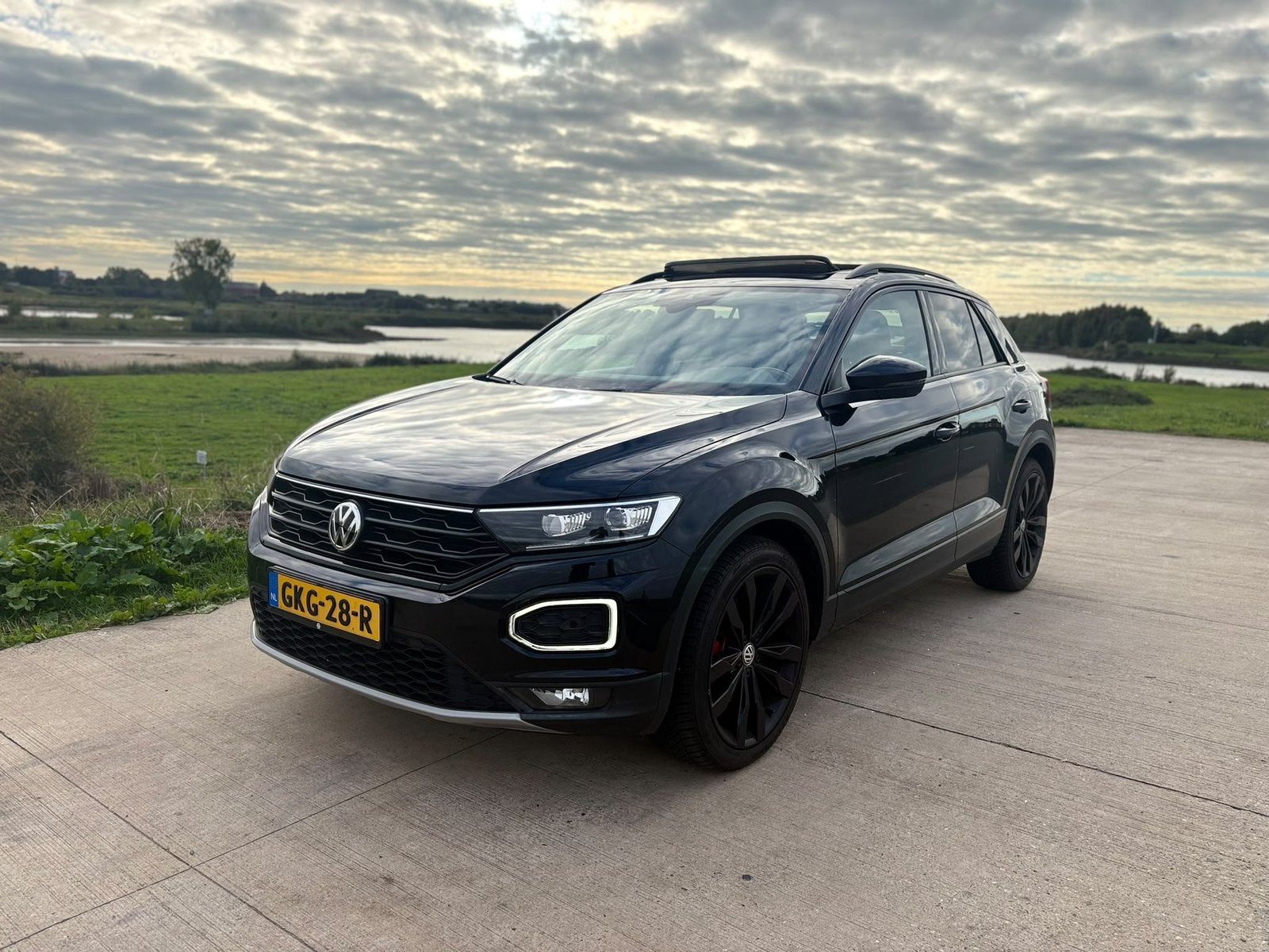 Volkswagen T-Roc 1.5 TSI PANO KEYLESS ACC BLACKS, Auto's, 15 km/l, 1498 cc, 4 cilinders, Zwart