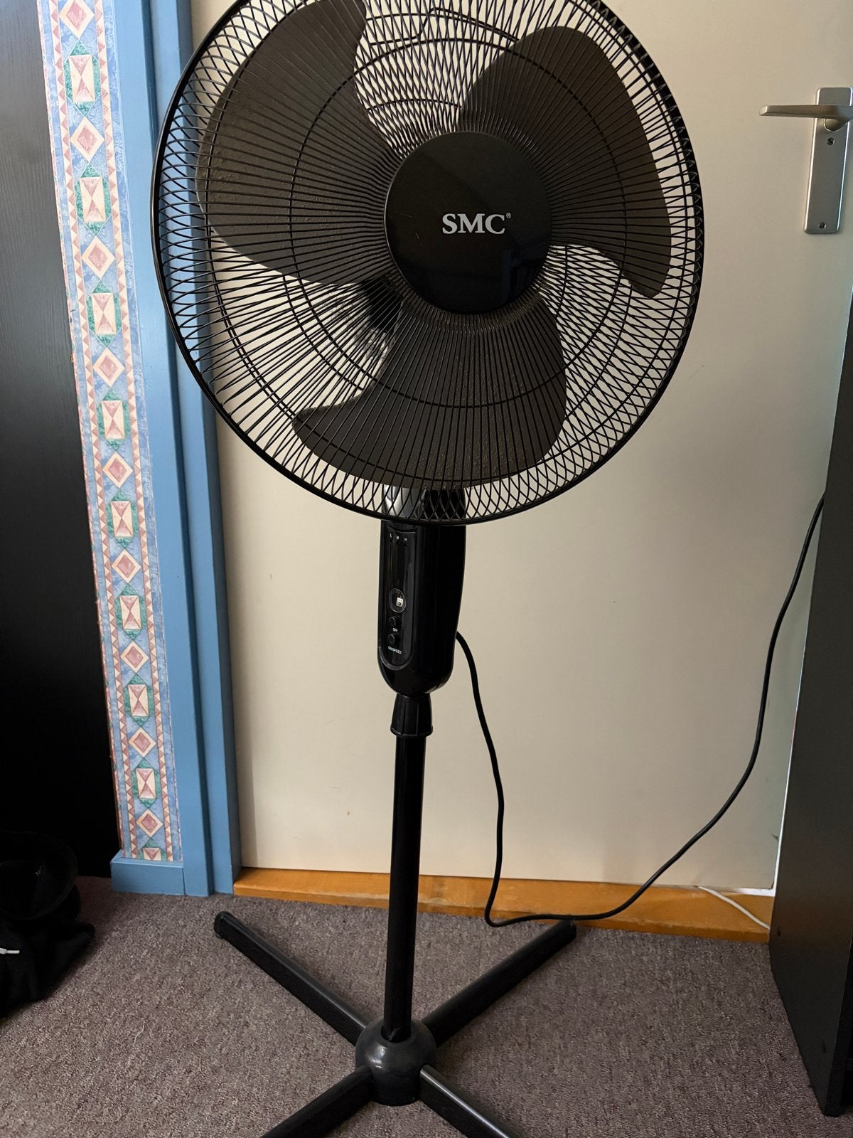 SMC Statiefventilator Zwart - 1.10m Hoog, Witgoed en Apparatuur, Ventilatoren, Ophalen of Verzenden, Gebruikt, Statiefventilator