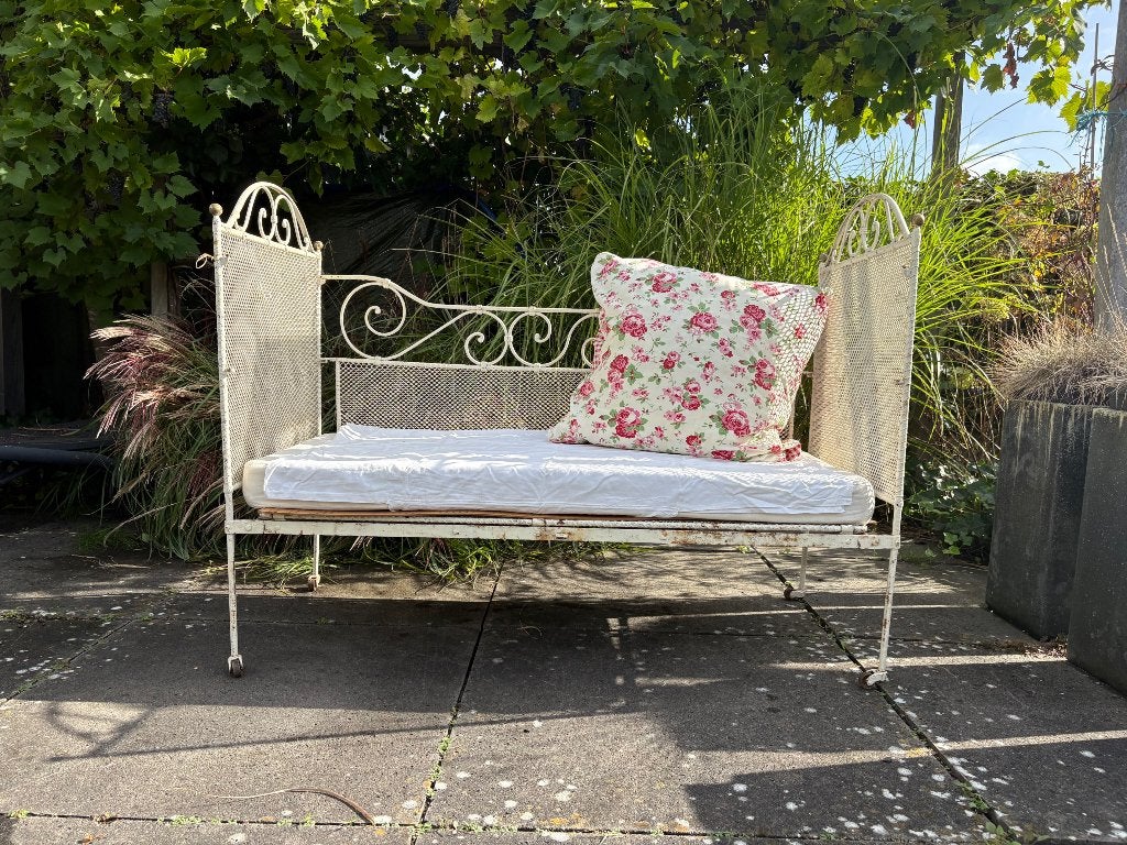 Oud gietijzeren kinderbedje/bankje voor etalage/kinderkamer, Ophalen