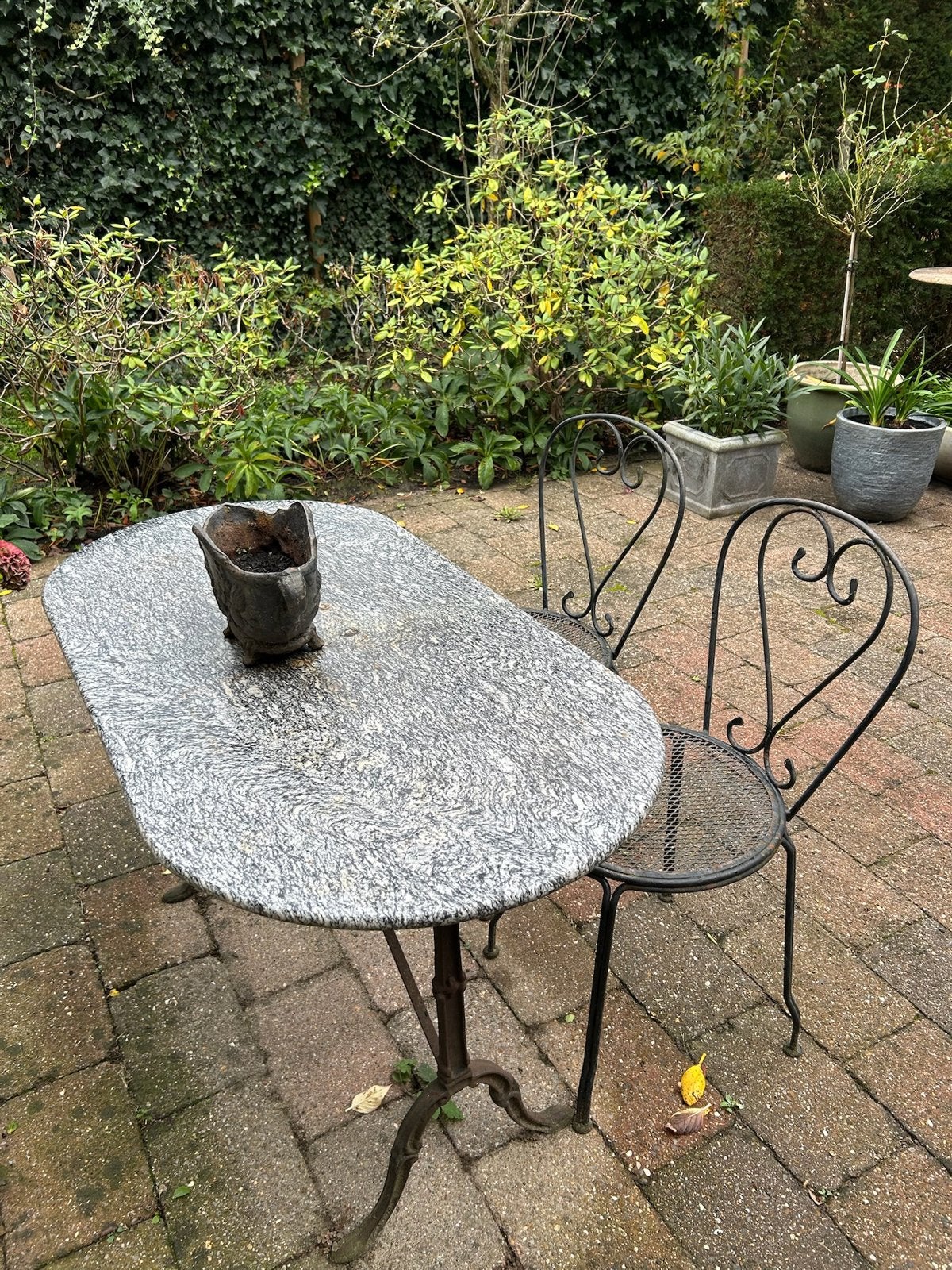 Tuinset: Ovale granieten tafel met 2 smeedijzeren stoelen, Tuin en Terras, Ophalen, Gebruikt, Ovaal, Metaal
