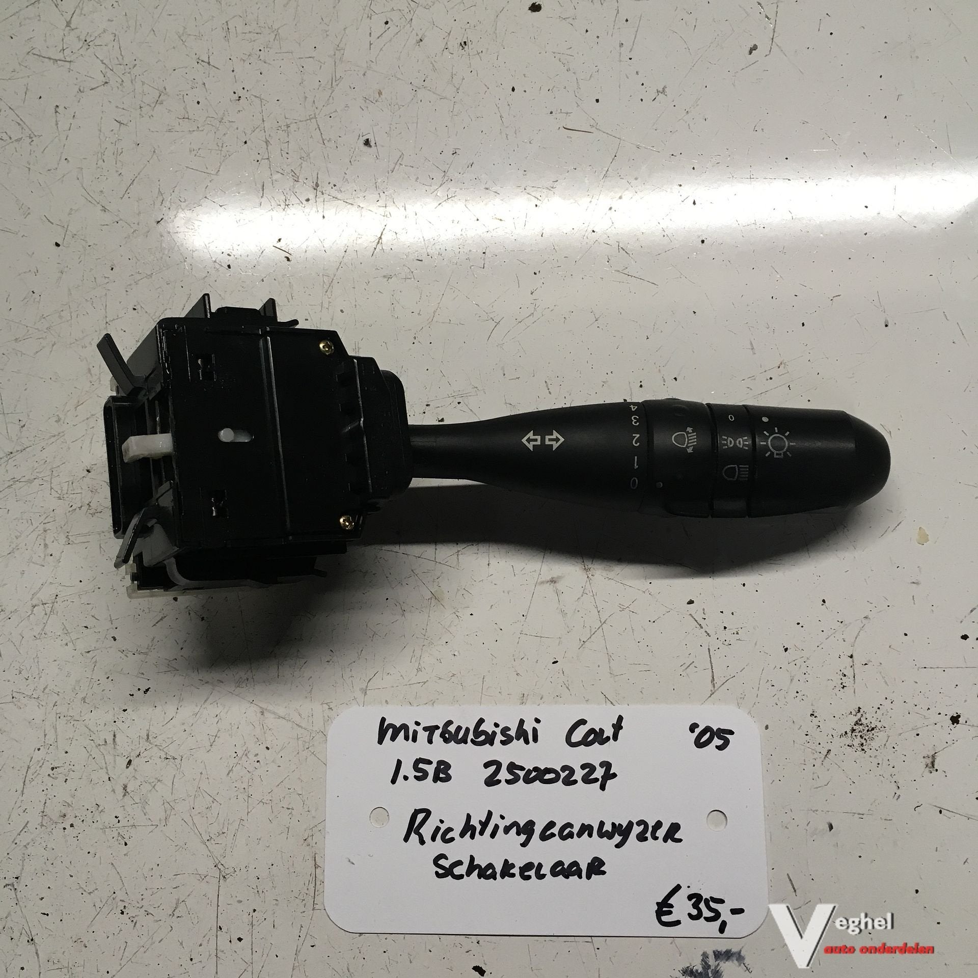 Mitsubishi Colt 1.5B   3drs  kleurcode: 01D 2005 2500227  Ri